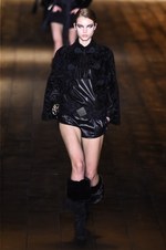 サンローラン 2018-19年秋冬コレクション - パリの冬空に放たれた漆黒のコード｜写真8