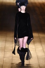 サンローラン 2018-19年秋冬コレクション - パリの冬空に放たれた漆黒のコード｜写真10