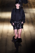 サンローラン 2018-19年秋冬コレクション - パリの冬空に放たれた漆黒のコード｜写真11