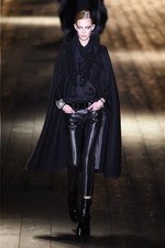 サンローラン 2018-19年秋冬コレクション - パリの冬空に放たれた漆黒のコード｜写真12