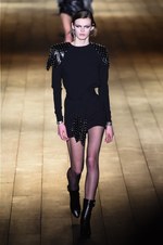 サンローラン 2018-19年秋冬コレクション - パリの冬空に放たれた漆黒のコード｜写真18