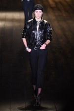 サンローラン 2018-19年秋冬コレクション - パリの冬空に放たれた漆黒のコード｜写真24