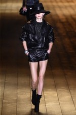 サンローラン 2018-19年秋冬コレクション - パリの冬空に放たれた漆黒のコード｜写真26