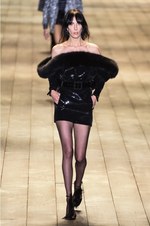 サンローラン 2018-19年秋冬コレクション - パリの冬空に放たれた漆黒のコード｜写真28