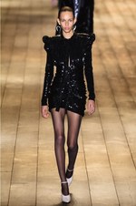 サンローラン 2018-19年秋冬コレクション - パリの冬空に放たれた漆黒のコード｜写真31