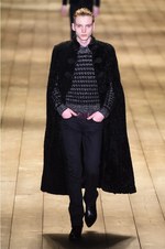 サンローラン 2018-19年秋冬コレクション - パリの冬空に放たれた漆黒のコード｜写真39