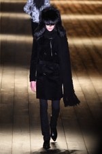 サンローラン 2018-19年秋冬コレクション - パリの冬空に放たれた漆黒のコード｜写真43