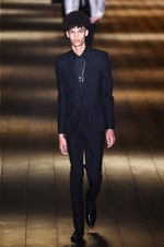 サンローラン 2018-19年秋冬コレクション - パリの冬空に放たれた漆黒のコード｜写真45