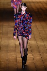 サンローラン 2018-19年秋冬コレクション - パリの冬空に放たれた漆黒のコード｜写真60