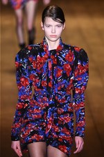 サンローラン 2018-19年秋冬コレクション - パリの冬空に放たれた漆黒のコード｜写真61