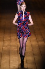 サンローラン 2018-19年秋冬コレクション - パリの冬空に放たれた漆黒のコード｜写真69