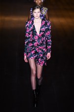 サンローラン 2018-19年秋冬コレクション - パリの冬空に放たれた漆黒のコード｜写真75