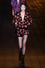 サンローラン 2018-19年秋冬コレクション - パリの冬空に放たれた漆黒のコード｜写真78