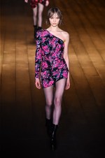 サンローラン 2018-19年秋冬コレクション - パリの冬空に放たれた漆黒のコード｜写真80