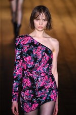 サンローラン 2018-19年秋冬コレクション - パリの冬空に放たれた漆黒のコード｜写真81