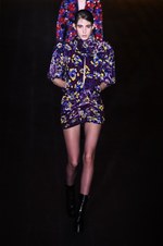 サンローラン 2018-19年秋冬コレクション - パリの冬空に放たれた漆黒のコード｜写真84