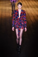 サンローラン 2018-19年秋冬コレクション - パリの冬空に放たれた漆黒のコード｜写真85