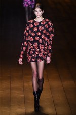 サンローラン 2018-19年秋冬コレクション - パリの冬空に放たれた漆黒のコード｜写真91