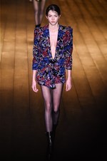 サンローラン 2018-19年秋冬コレクション - パリの冬空に放たれた漆黒のコード｜写真93