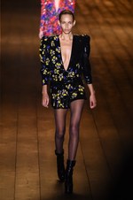 サンローラン 2018-19年秋冬コレクション - パリの冬空に放たれた漆黒のコード｜写真94