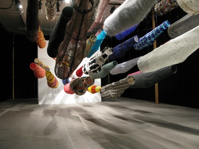 カラフルな“こいのぼり”約300匹が国立新美術館に - テキスタイルは須藤玲子、無料で観覧可能 | 写真