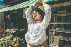 カスタネ×スターターブラックレーベル、ビッグロゴを配したオーバーサイズのプルオーバー