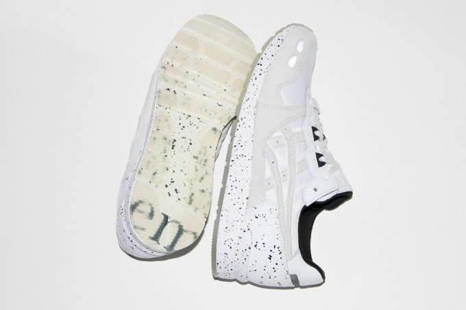 エミ×アシックスタイガー「ゲルライト」黒のスプラッシュ模様を施したクリーンな白スニーカー