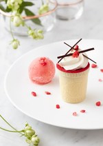 アトリエ ドゥ ゴディバの春限定スイーツ、ホワイトチョコ＆ベイクドチーズケーキに苺コンポート｜写真1