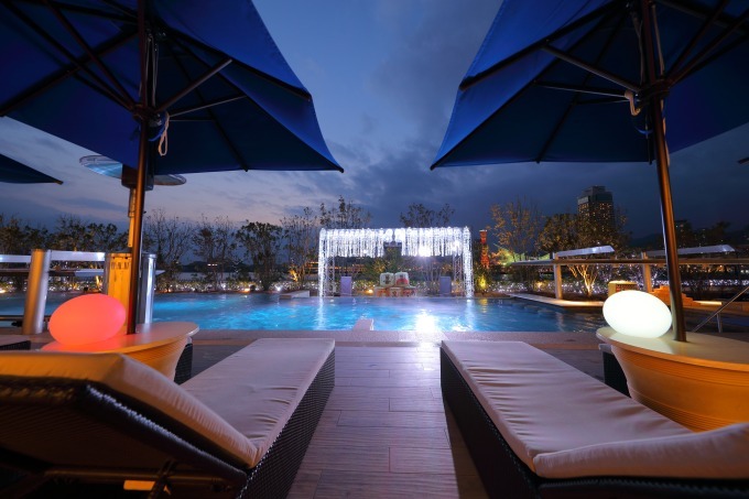 「SAKURAナイトプール」神戸みなと温泉 蓮で、桜と絶景を眺めながら大人の花見パーティー｜写真1