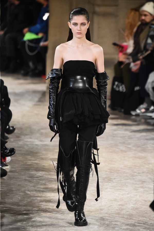 アン ドゥムルメステール(ANN DEMEULEMEESTER) 2018-19年秋冬ウィメンズコレクション  - 写真23