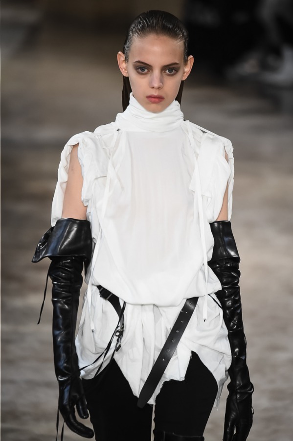 アン ドゥムルメステール(ANN DEMEULEMEESTER) 2018-19年秋冬ウィメンズコレクション  - 写真27