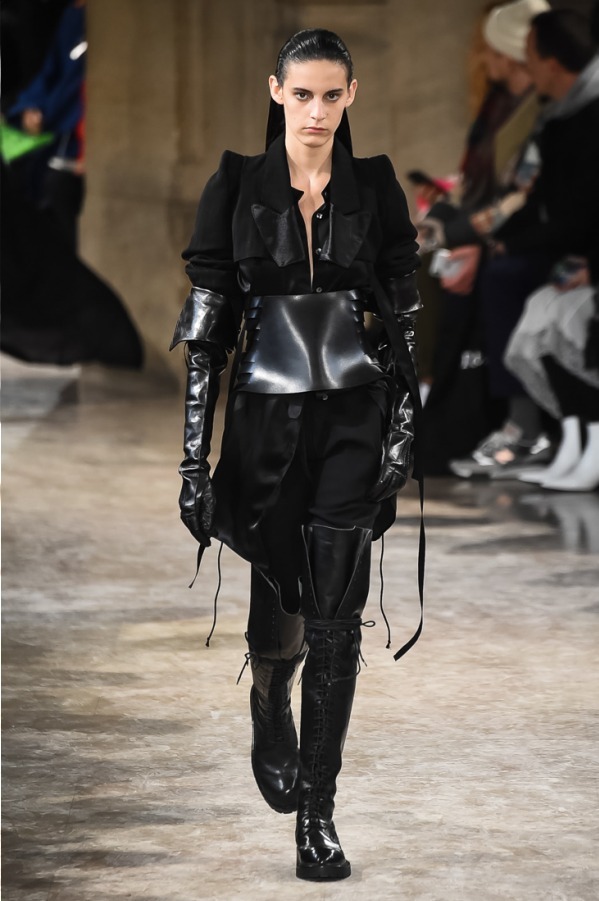 アン ドゥムルメステール 2018年秋冬コレクション - 画一されたスタイルで女の強さを打ち出す｜写真45