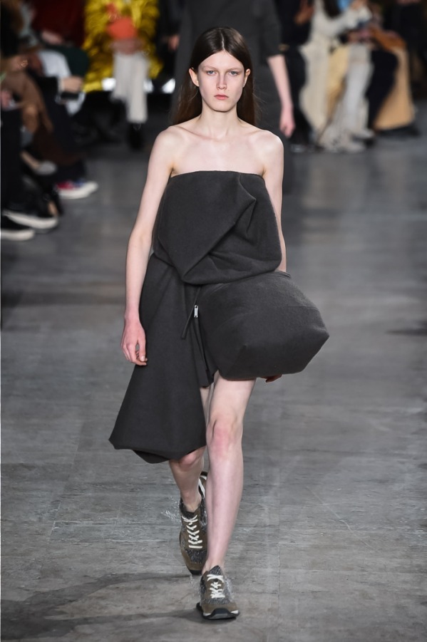 リック・オウエンス(Rick Owens) 2018-19年秋冬ウィメンズコレクション シルエット - 写真1