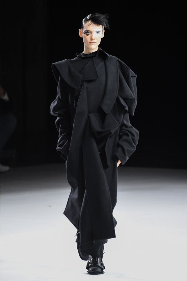 ヨウジヤマモト(Yohji Yamamoto) 2018-19年秋冬ウィメンズコレクション  - 写真2