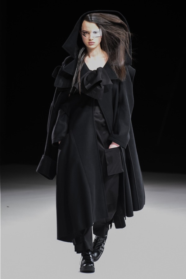 ヨウジヤマモト(Yohji Yamamoto) 2018-19年秋冬ウィメンズコレクション  - 写真8