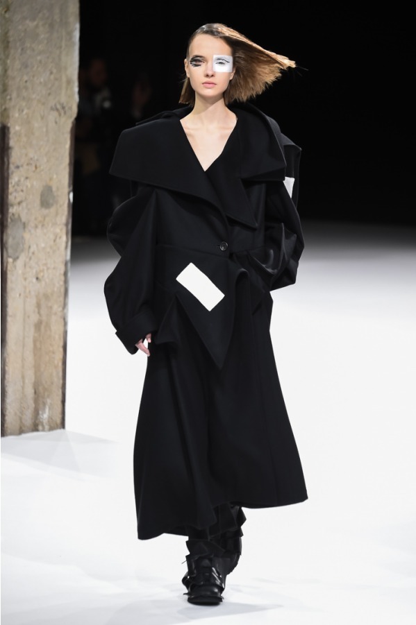 ヨウジヤマモト(Yohji Yamamoto) 2018-19年秋冬ウィメンズコレクション  - 写真18