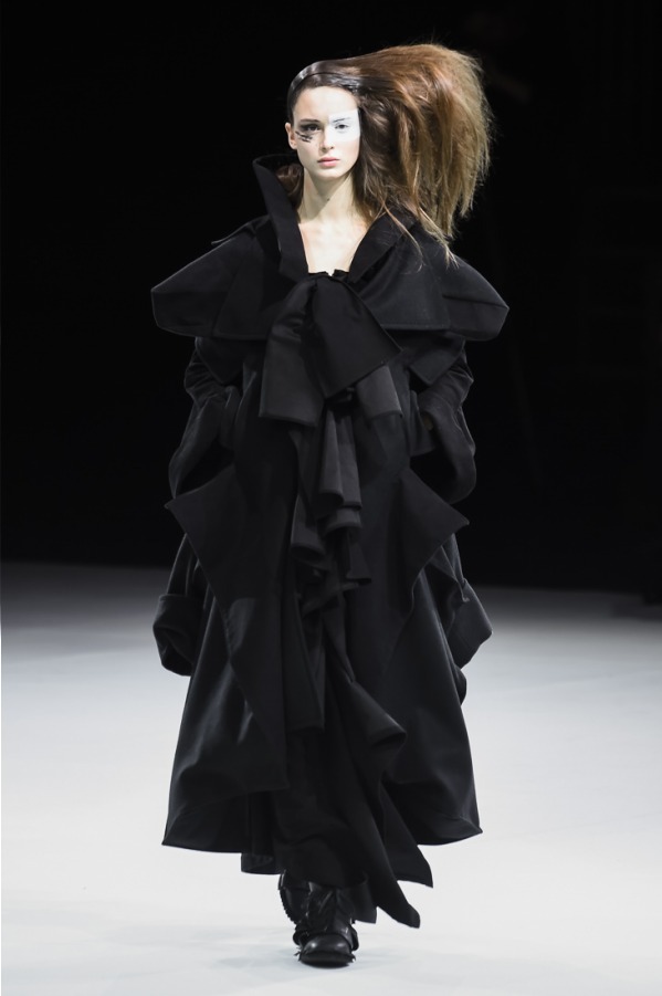 ヨウジヤマモト(Yohji Yamamoto) 2018-19年秋冬ウィメンズコレクション  - 写真1