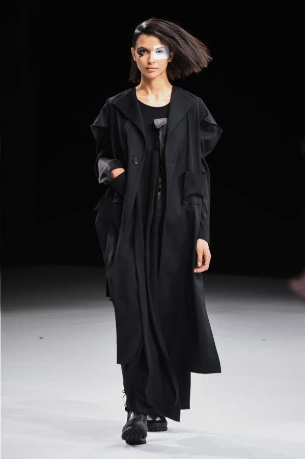 ヨウジヤマモト(Yohji Yamamoto) 2018-19年秋冬ウィメンズコレクション  - 写真43