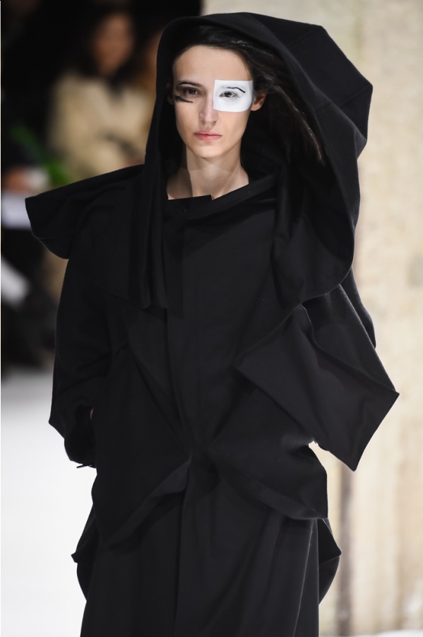 ヨウジヤマモト(Yohji Yamamoto) 2018-19年秋冬ウィメンズコレクション  - 写真11