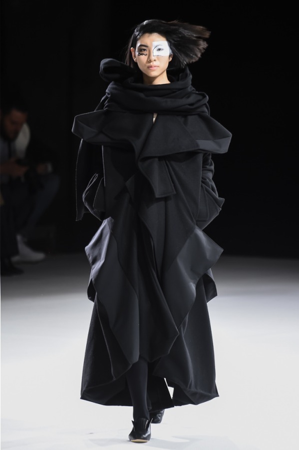 ヨウジヤマモト(Yohji Yamamoto) 2018-19年秋冬ウィメンズコレクション  - 写真4