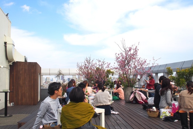 「桜ピクニックガーデン」東京を一望できるルーフトップで持ち込み自由のお花見
