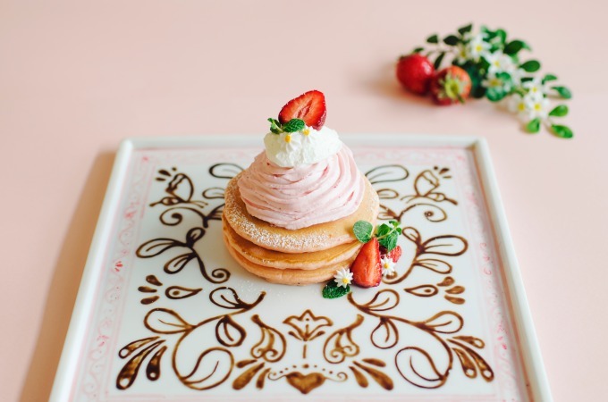 苺とレアチーズの春うららアートパンケーキ ～ほんのり桜を香らせて～
クイックアート 1,400円、オマカセアート 1,700円、リクエストアート 2,000円 ※全て税込。