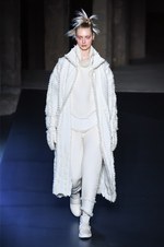 イッセイ ミヤケ 2018年秋冬コレクション - 春に向けて目覚める命をニットの遊びが表現する｜写真2