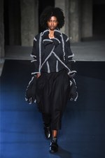 イッセイ ミヤケ 2018年秋冬コレクション - 春に向けて目覚める命をニットの遊びが表現する｜写真13