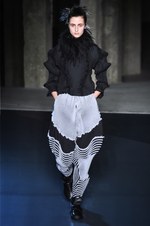 イッセイ ミヤケ 2018年秋冬コレクション - 春に向けて目覚める命をニットの遊びが表現する｜写真14