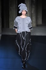 イッセイ ミヤケ 2018年秋冬コレクション - 春に向けて目覚める命をニットの遊びが表現する｜写真15