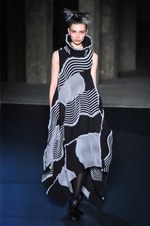 イッセイ ミヤケ 2018年秋冬コレクション - 春に向けて目覚める命をニットの遊びが表現する｜写真18