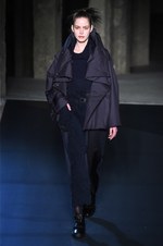 イッセイ ミヤケ 2018年秋冬コレクション - 春に向けて目覚める命をニットの遊びが表現する｜写真21