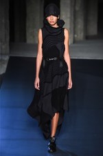 イッセイ ミヤケ 2018年秋冬コレクション - 春に向けて目覚める命をニットの遊びが表現する｜写真23