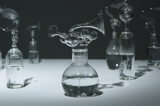 赤松音呂の個展が新宿・ミヅマアートギャラリーで、ガラス瓶と水が生み出す複雑な音の世界を表現 | 写真